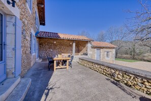 Outdoor dining - Magnificent gîte with spa, 5 minutes from Brantôme (Brantôme en Périgord)
