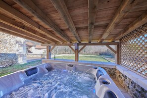 Outdoor spa tub - Magnificent gîte with spa, 5 minutes from Brantôme (Brantôme en Périgord)