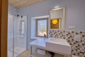 Shower, hair dryer, towels, soap - Magnificent gîte with spa, 5 minutes from Brantôme (Brantôme en Périgord)
