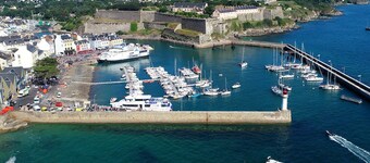 Bright house with garden, 10 min from Le Palais center, pets allowed