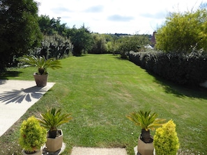 Property grounds - Bright house with garden, 10 min from Le Palais center, pets allowed (Le Palais)