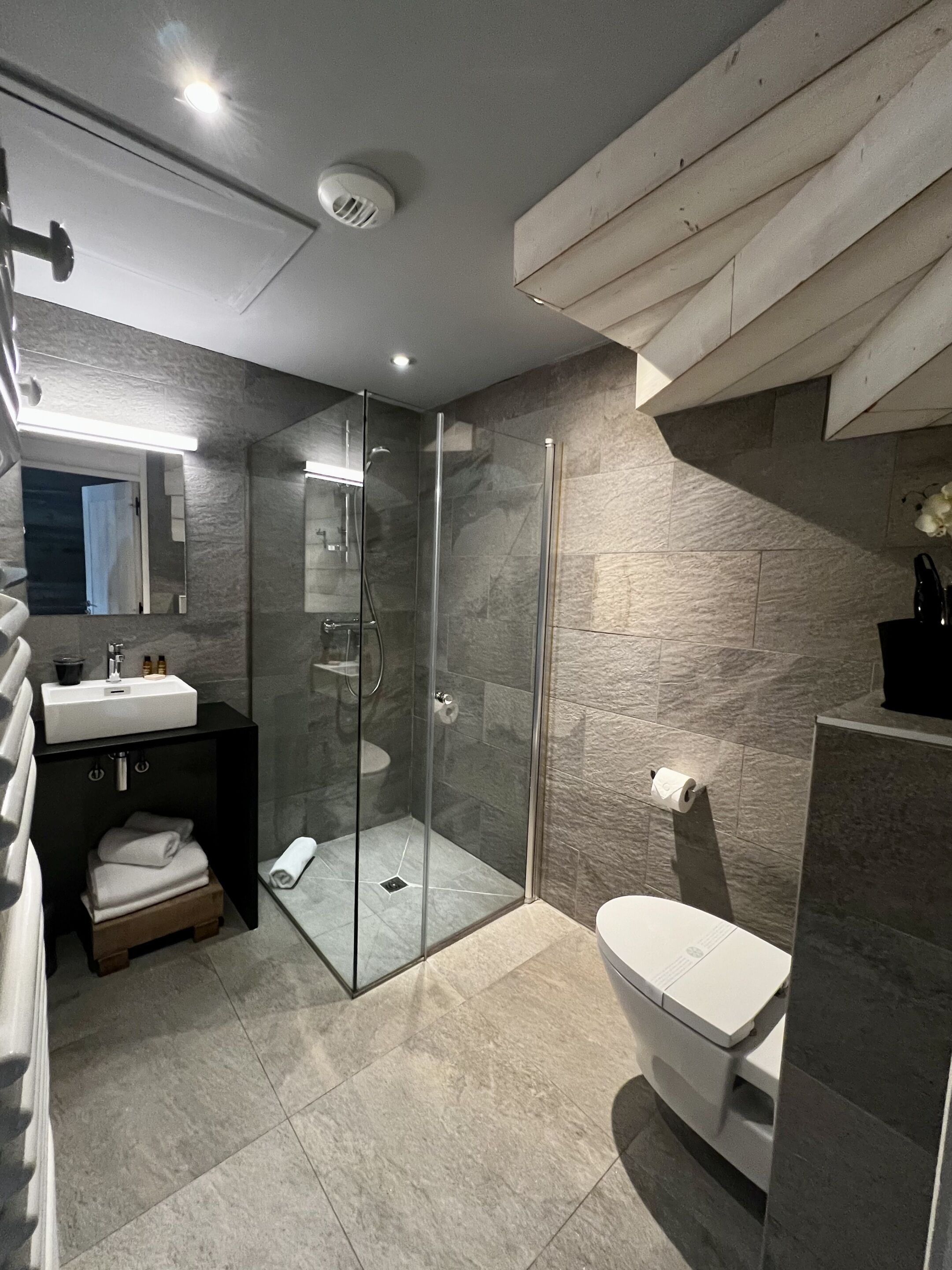 Een douche, een haardroger, handdoeken, zeep