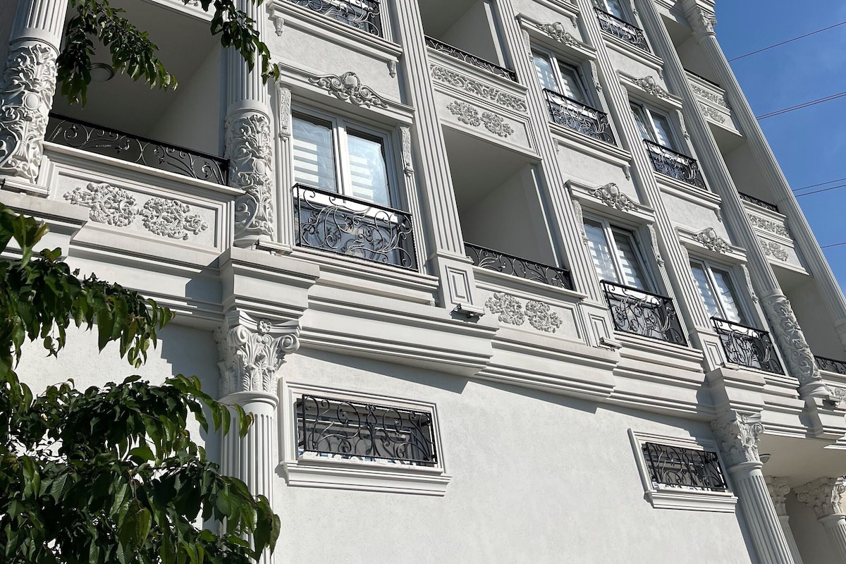 Un edificio a più piani con dettagli architettonici decorati, tra cui colonne e modanature.