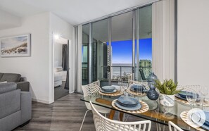 TV - Wings – 3 Bedroom Penthouse with Ocean View (Surfers Paradise)