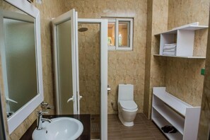 Combined shower/tub, jetted tub, bidet - IGITEGO APART HOTEL (Kigali)