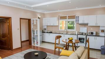 Cookware/dishes/utensils