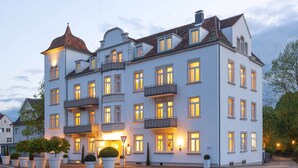 Un hôtel à plusieurs étages, doté de balcons et de grandes fenêtres, et présentant un style architectural européen classique.