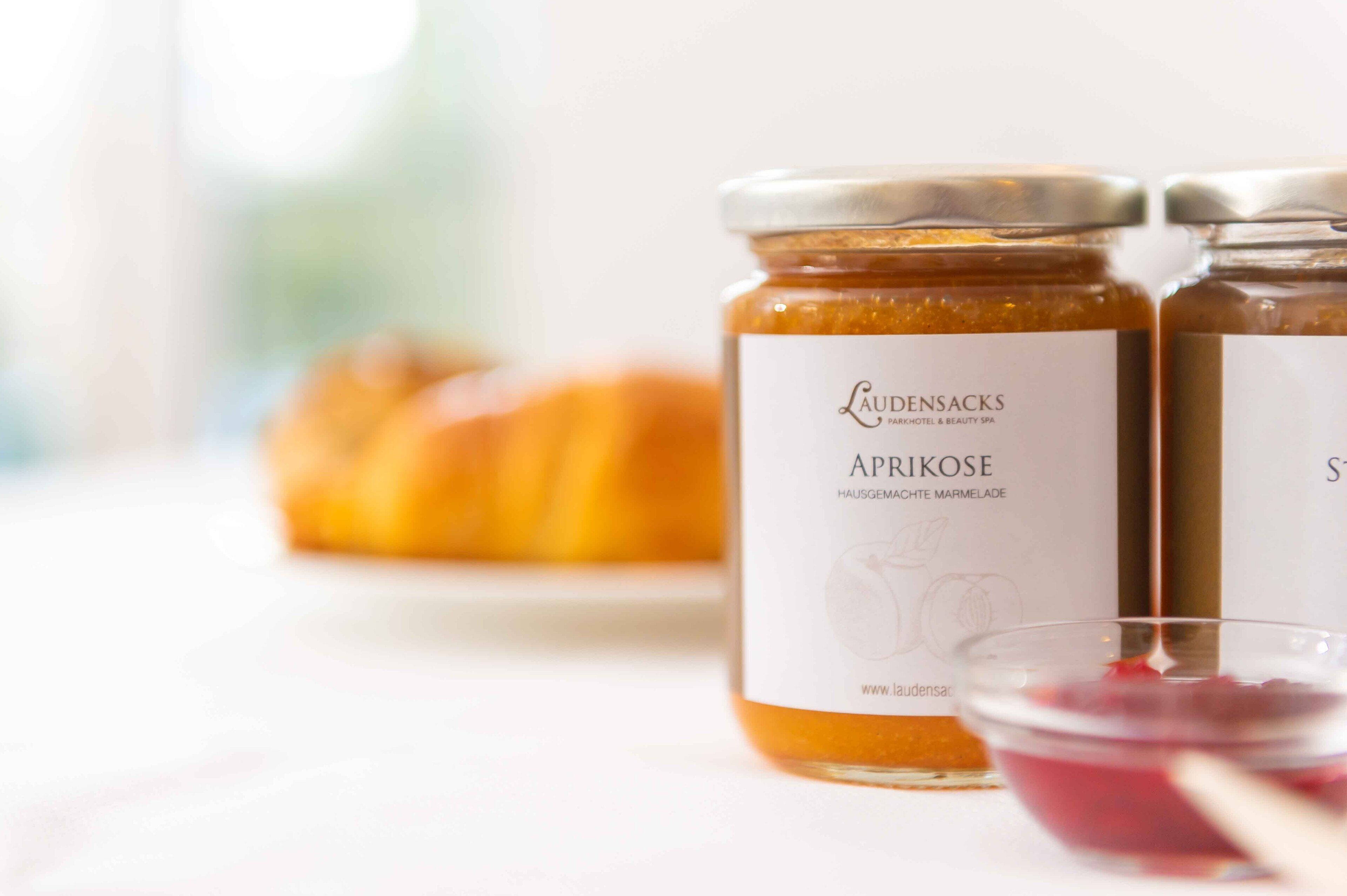 Two jars of apricot marmalade with a label that reads "LAUDENSACKS PAERHOTEL & BEAUTY SPA."
