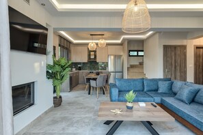 Smart TV, fireplace, stereo