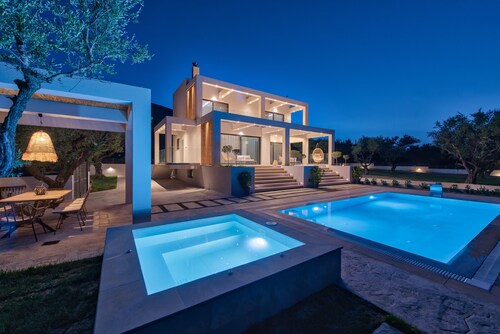 Delight Luxury 5 bedroom Villa with private pool