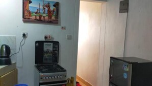 Mini-fridge, microwave, oven, stovetop - Stay.Plus Elly's Studio Apartment (Nairobi)