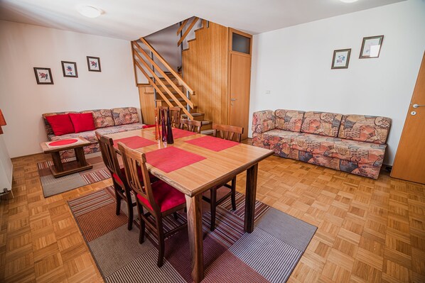 Apartment (Duplex 2 bedroom D) | In-room dining