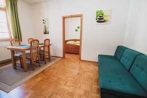 아파트 (One bedroom C) | 거실 | 디지털 채널 시청이 가능한 43인치 평면 TV, TV