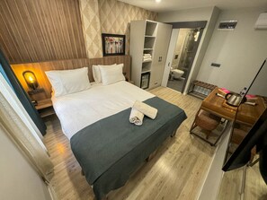 Chambre supérieure double | Literie de qualité, minibar, bureau