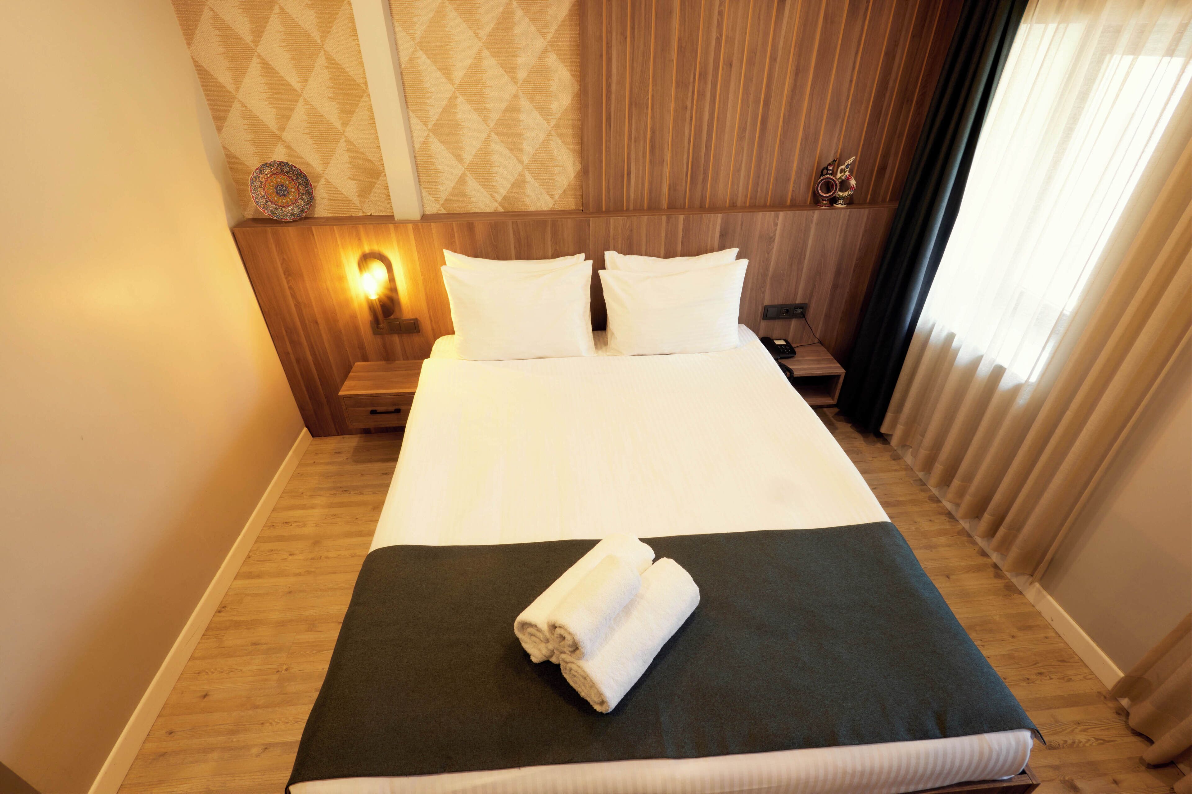 economy room | premium bedding, minibar, desk, laptop workspace