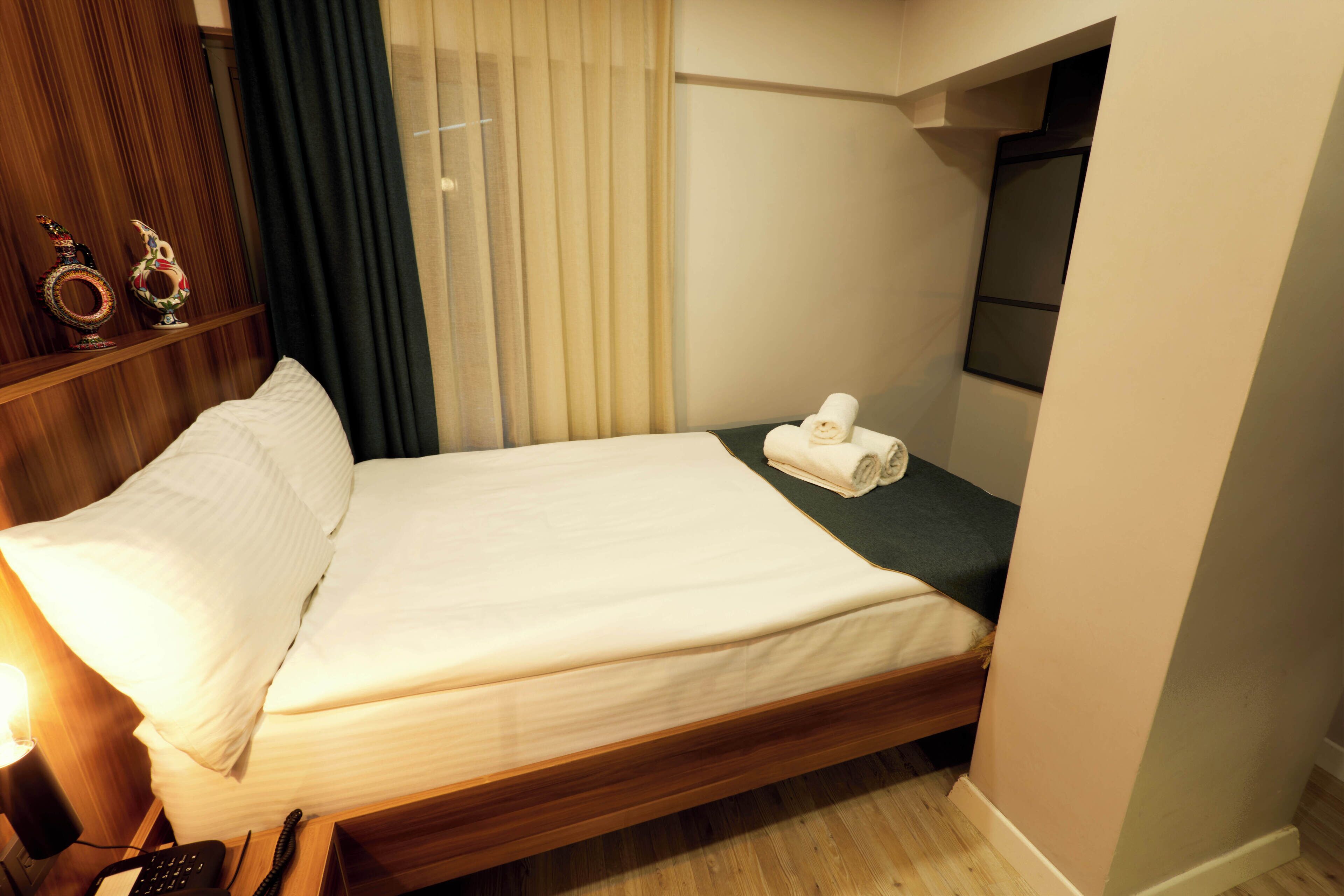 economy room | premium bedding, minibar, desk, laptop workspace