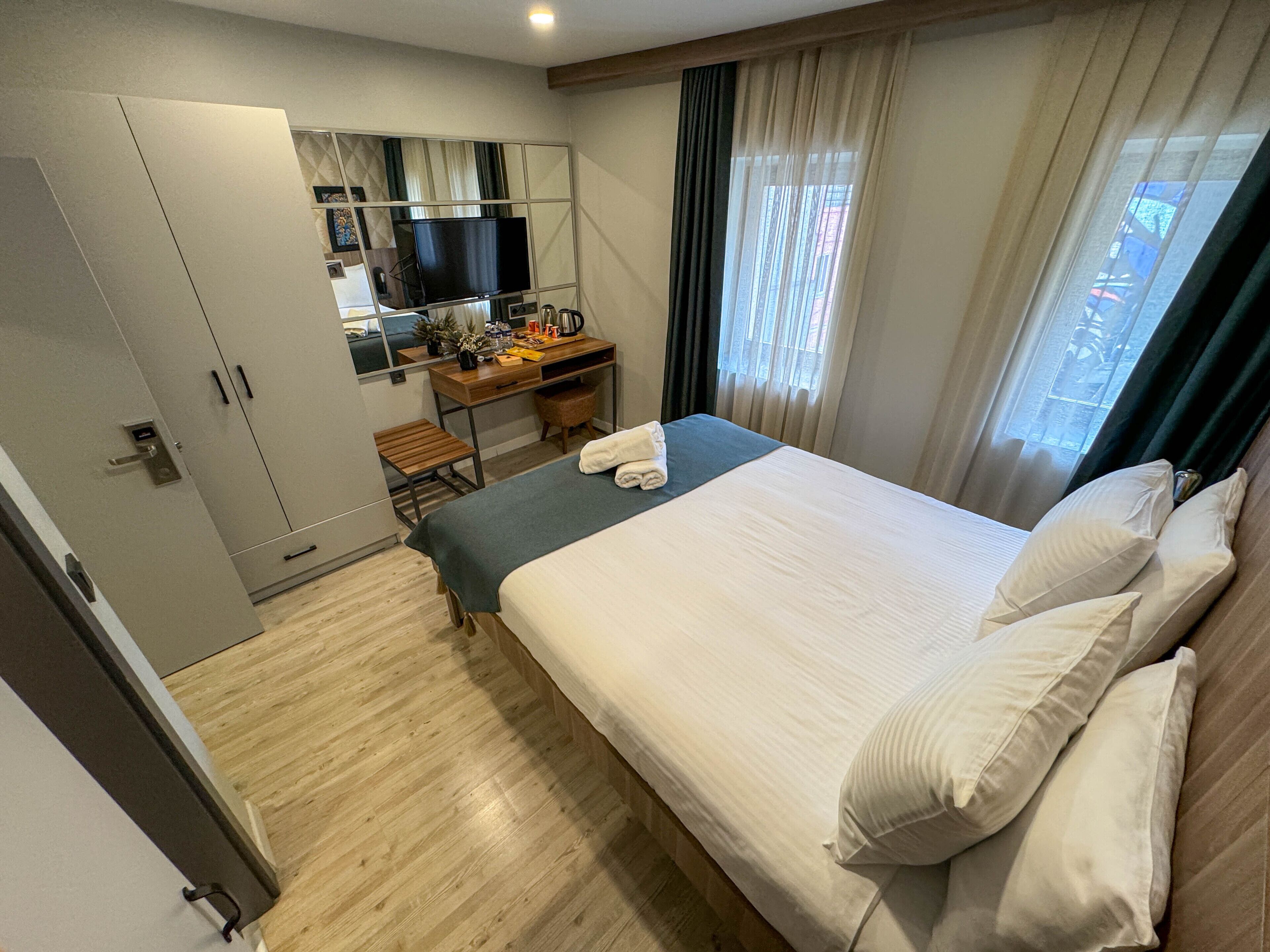 economy room | premium bedding, minibar, desk, laptop workspace