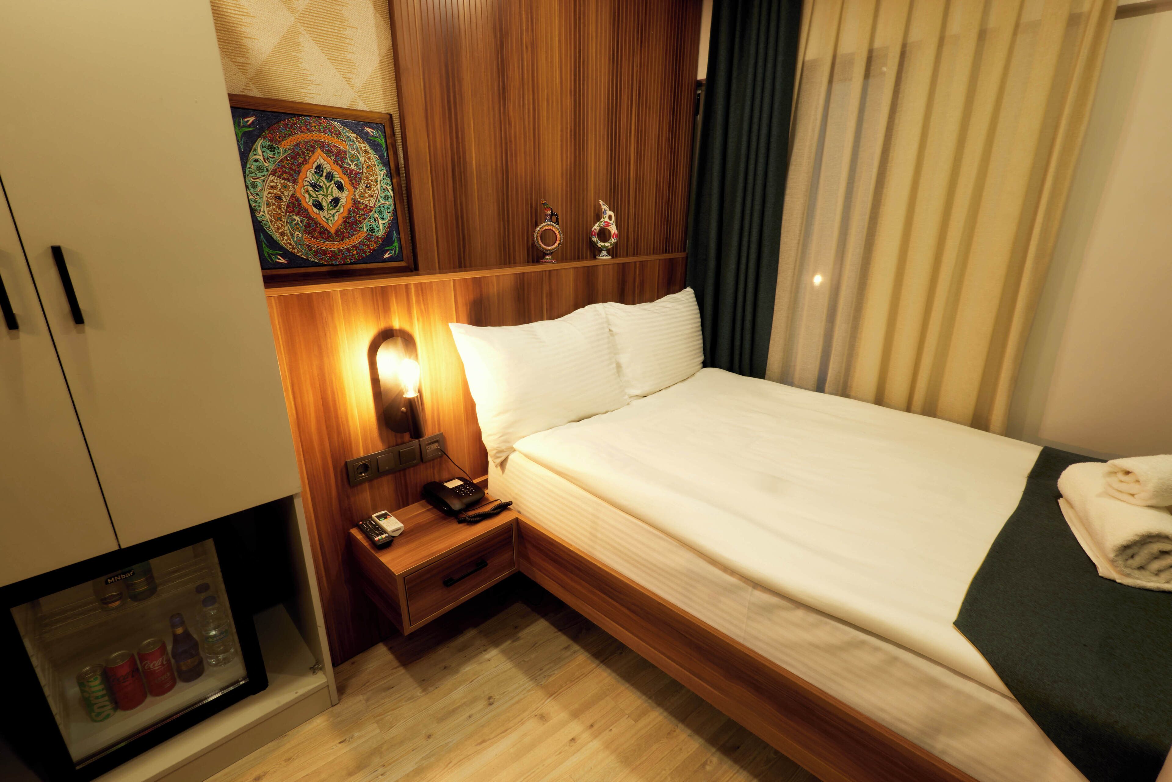 economy room | premium bedding, minibar, desk, laptop workspace