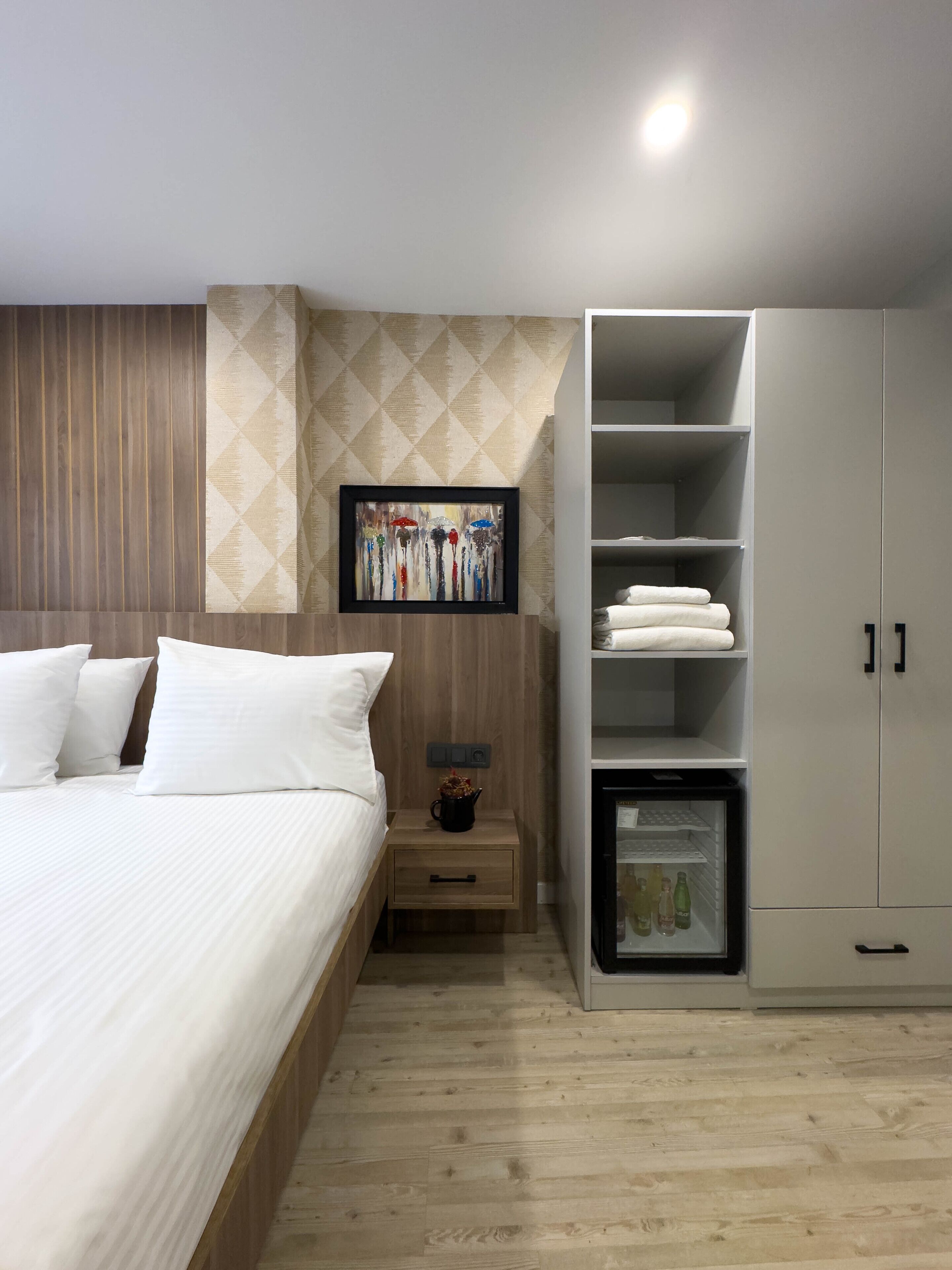economy room | premium bedding, minibar, desk, laptop workspace