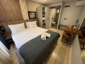 Dobbeltrom – superior | Sengetøy av topp kvalitet, minibar og skrivebord