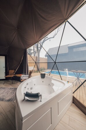Glamping 1+0 Jakuzili (Azurist) | 4 chambres, literie hypoallergénique, minibar, accès au Wi-Fi (inclus)