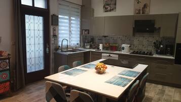 Coffee/tea maker, fridge, microwave, oven