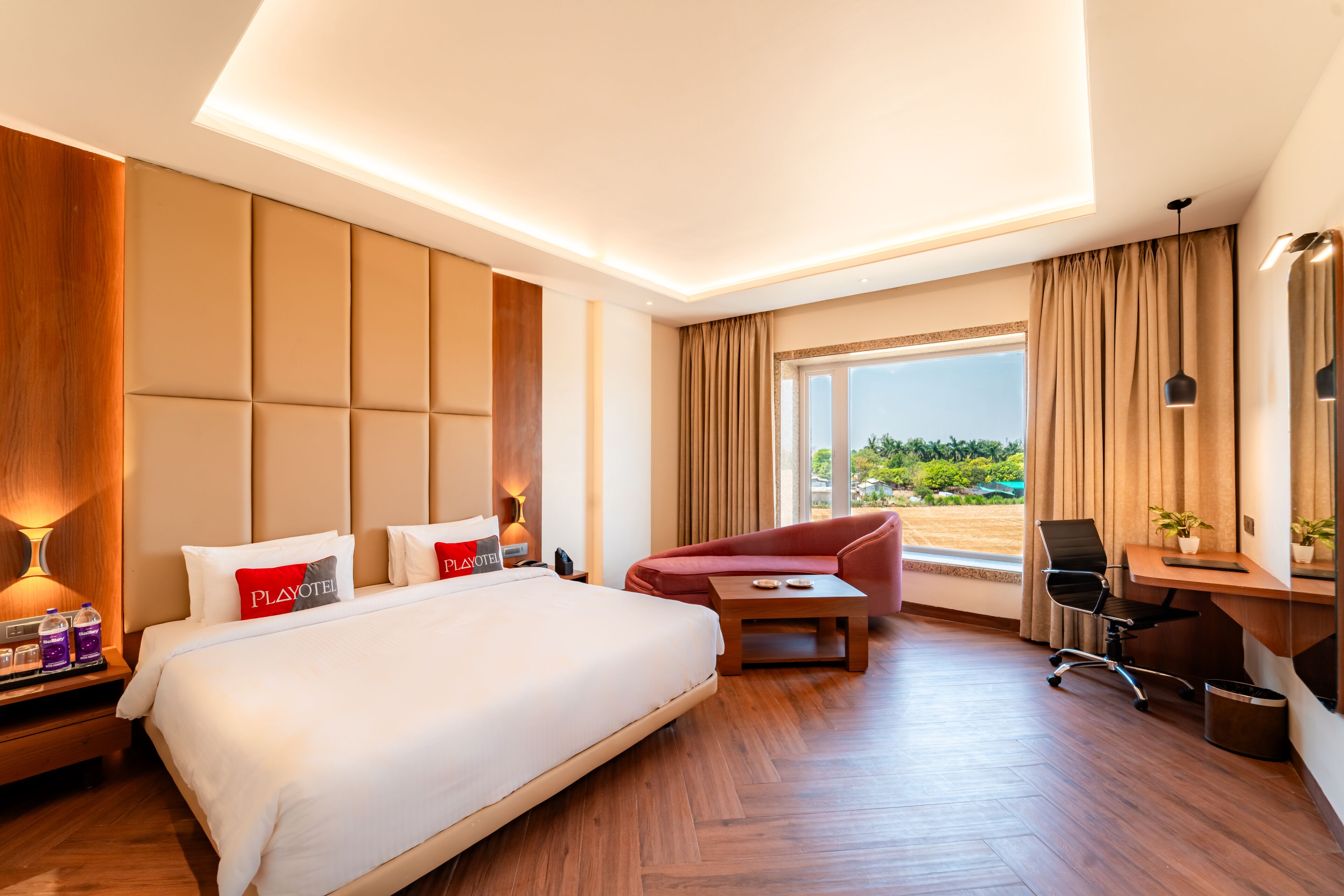 Escritorio, espacio para trabajar con laptop y wifi gratis 