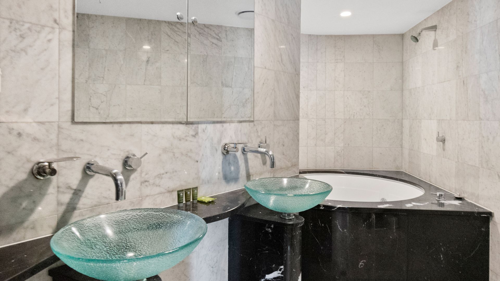 Sirocco 507 by G1 Holidays - Two Bedroom Beachfront Oveanview Apartment in Sirocco Resort — image 13