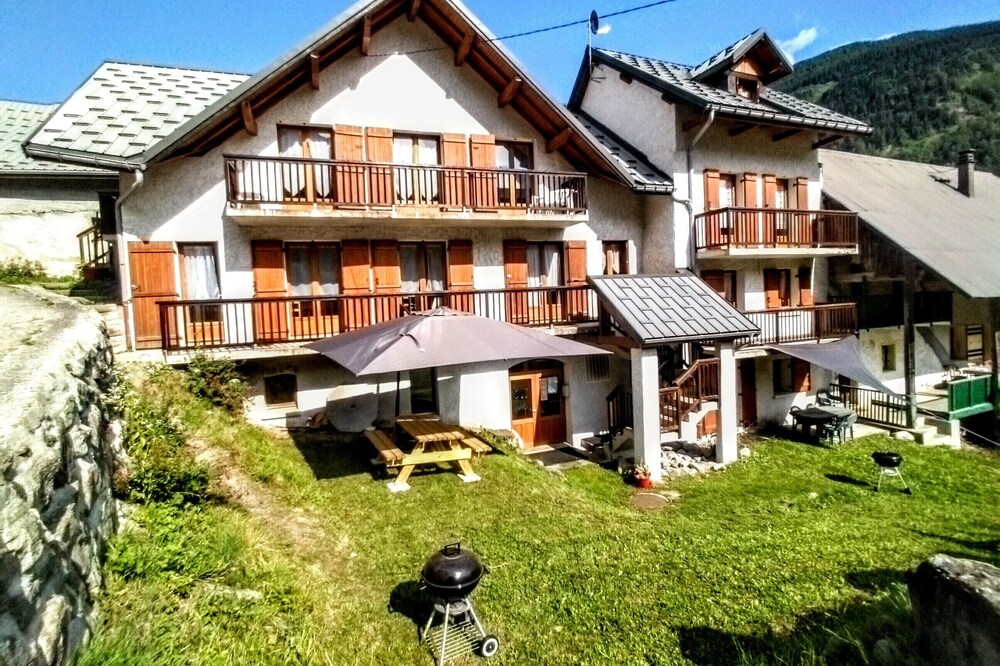 5 minutes from the Sybelles ski area! Fully equipped apartment with a view.