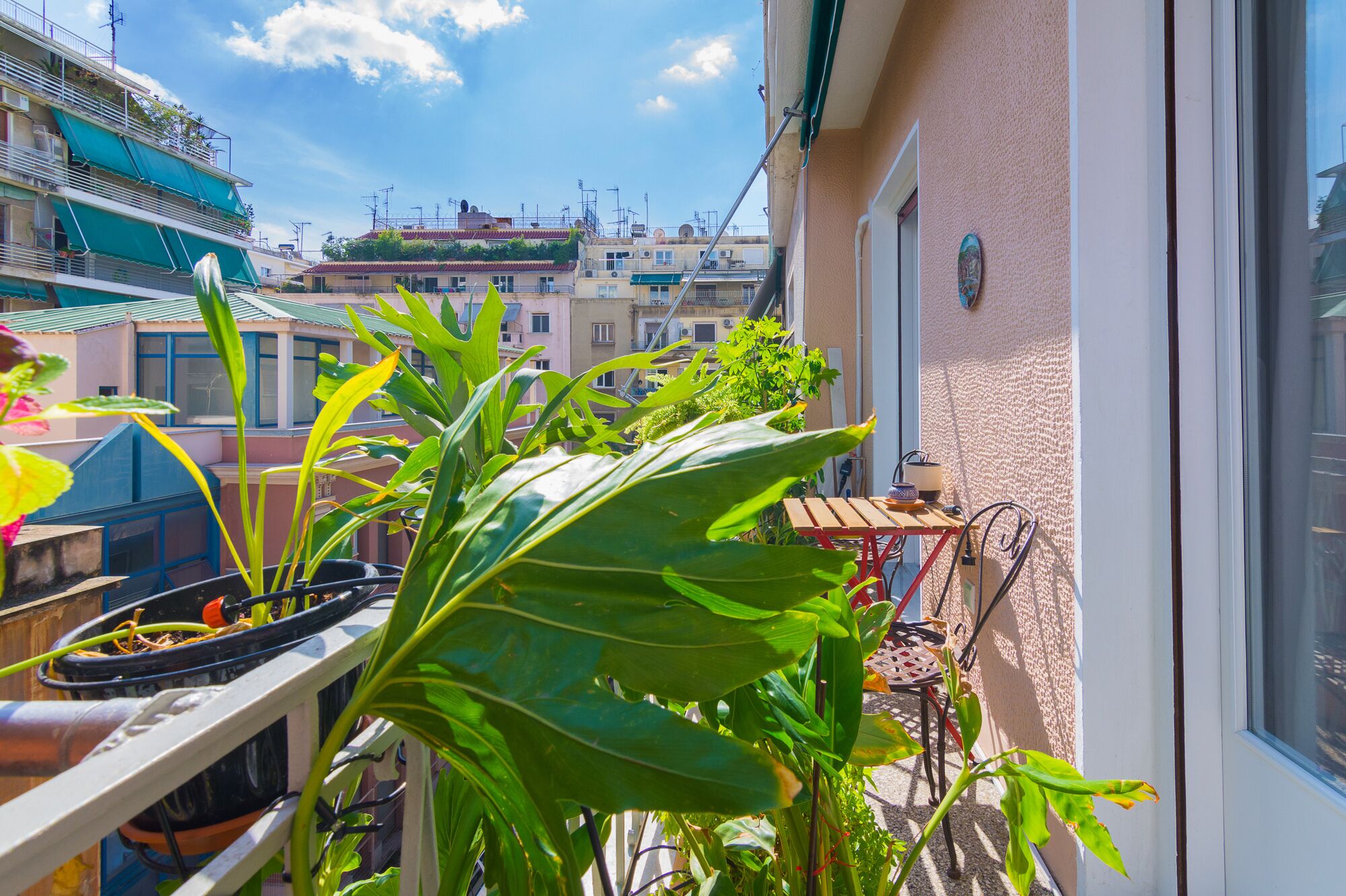 Iphigenia 2 bedroom retro downtown apartment