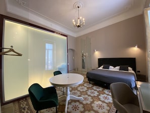 Quarto casal ou duplo luxo | Cofres nos quartos, escrivaninha, Wi-Fi de cortesia, roupa de cama