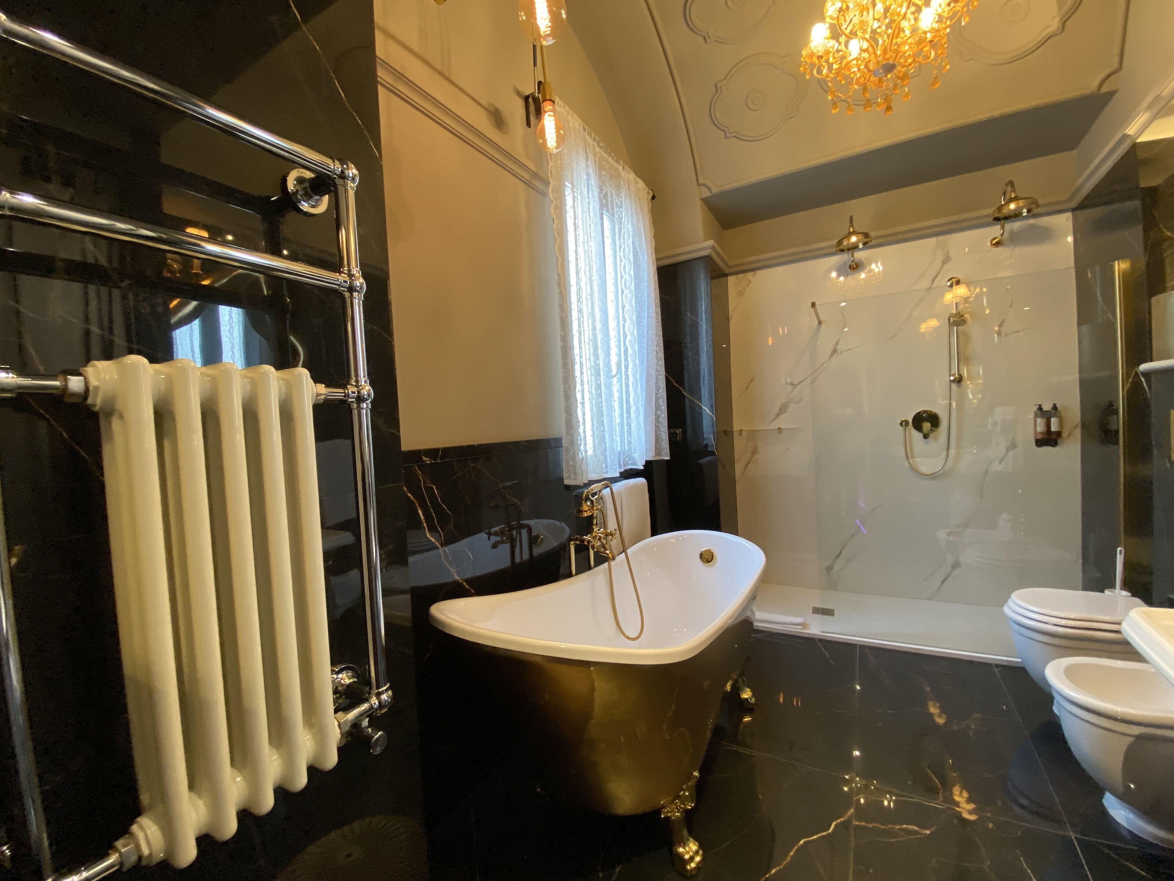 Ein modernes Badezimmer mit einer freistehenden Badewanne, einer Duschkabine und einem WC.