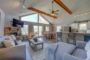 TV, fireplace, books - Reeds Spring Retreat w/ Lakeview Deck + Grill (Reeds Spring)