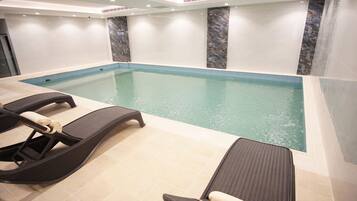Indoor pool, sun loungers