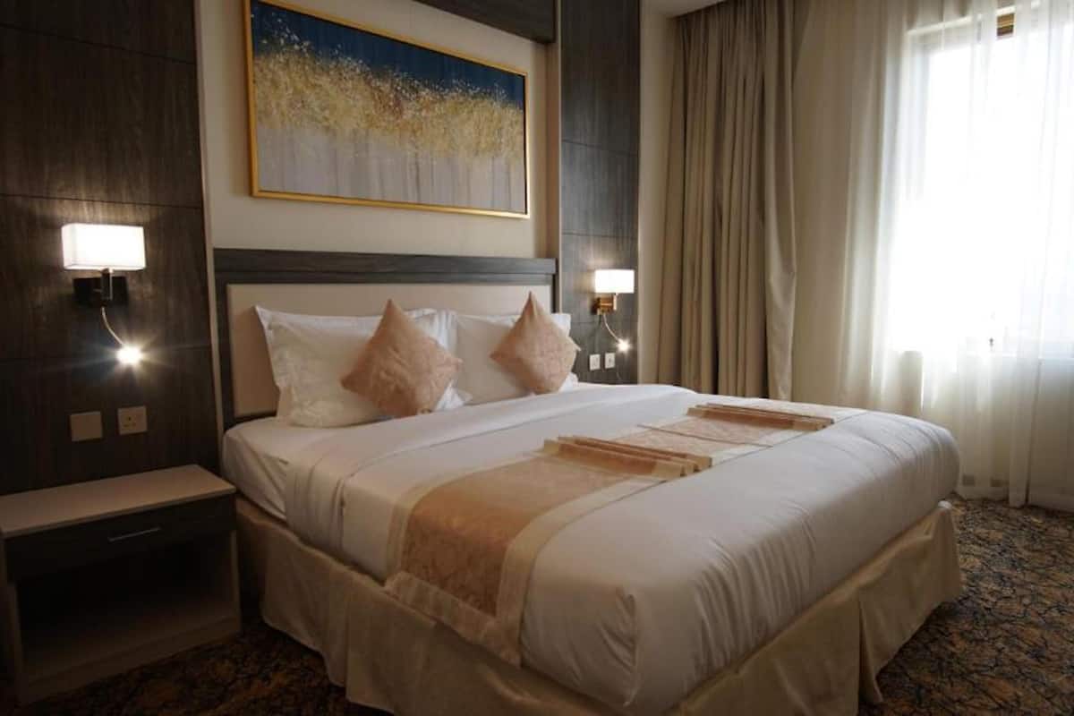 2 kamar tidur, brankas, kedap suara, dan setrika/meja setrika