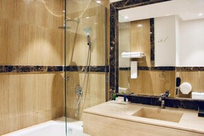 Combined shower/tub, hair dryer, bathrobes, bidet - Hayat Al Riyadh Washam Hotel (Riyadh)