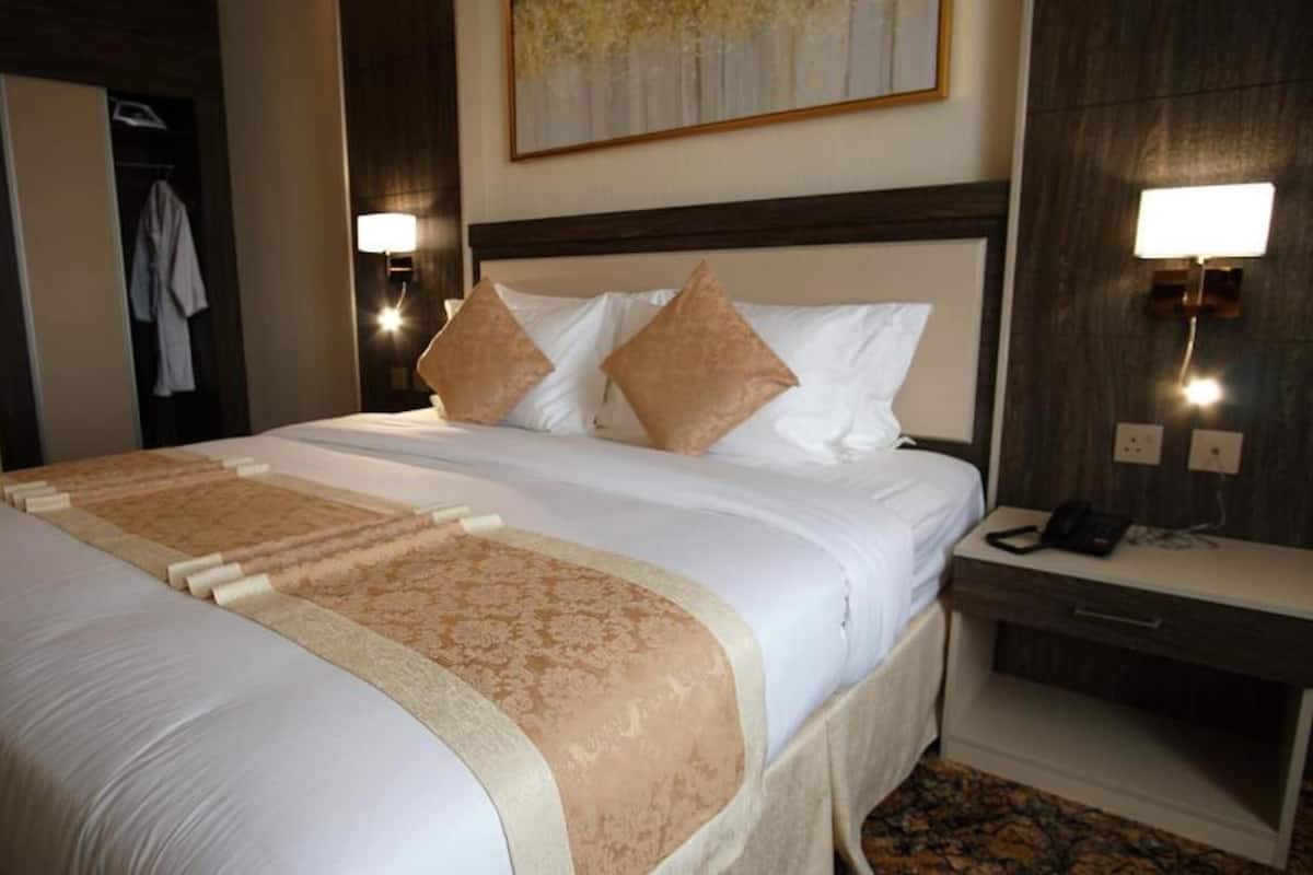 2 kamar tidur, brankas, kedap suara, dan setrika/meja setrika