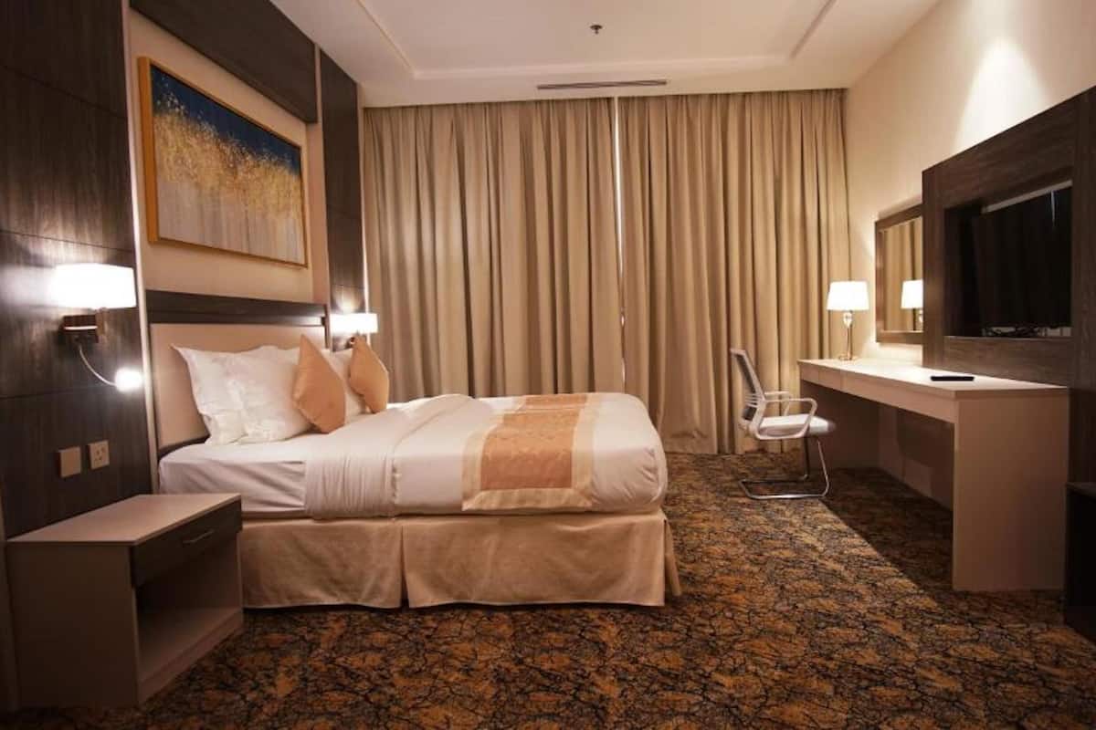 2 kamar tidur, brankas, kedap suara, dan setrika/meja setrika