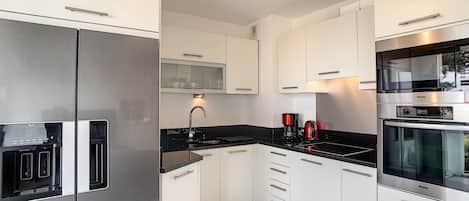Frigorífico, horno, placa de cocina y lavavajillas