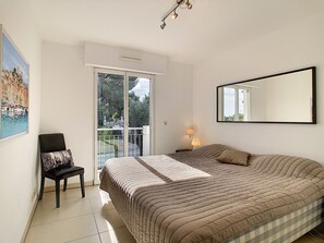 3 bedrooms, desk, travel crib, free WiFi