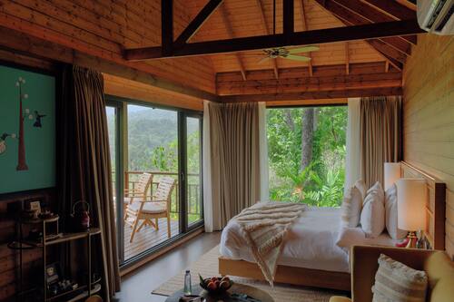 Luxury Room | 1 bedroom, premium bedding, iron/ironing board, free WiFi