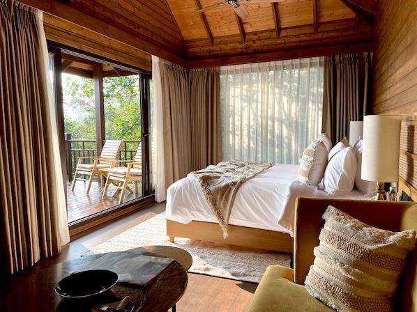 Luxury Room | 1 bedroom, premium bedding, iron/ironing board, free WiFi