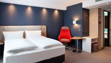 Standardrum - 1 queensize-säng | Allergitestade sängkläder, skrivbord och arbetsyta för laptop