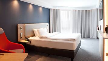 Allergitestade sängkläder, skrivbord och arbetsyta för laptop