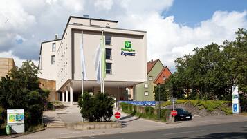 Een modern gebouw met een bord voor Holiday Inn Express.