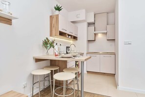 Refrigerador, microondas, parrilla de estufa y utensilios de cocina 