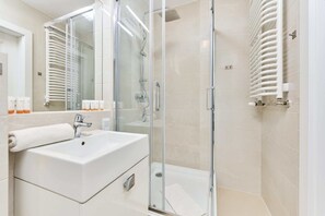 Shower, shampoo - Modern Apartment with Terrace | Private Parking (Wroclaw)