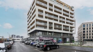Un edificio de varios pisos con un escaparate que dice 'STOMATOLOGIA'.