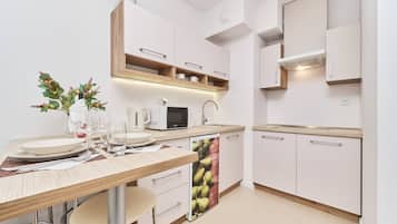 Een koelkast, een magnetron, een kookplaat, een waterkoker