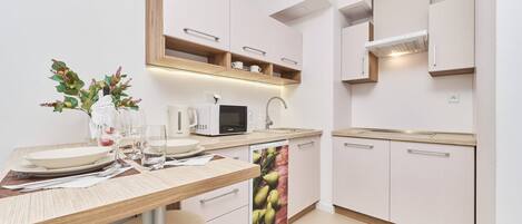 Réfrigérateur, micro-ondes, plaque de cuisson, bouilloire électrique